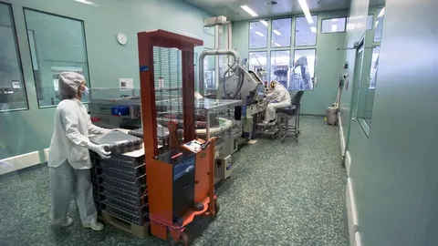 Una fotografía de archivo muestra a dos empleados de la compañia farmacéutica suiza Roche en Kaiseraugst, Suiza