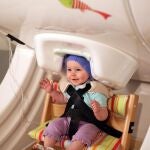 Bebé sometido a un escáner que mide la actividad del cerebro / Instituto de Aprendizaje y Ciencias del Cerebro de la Universidad de Washington