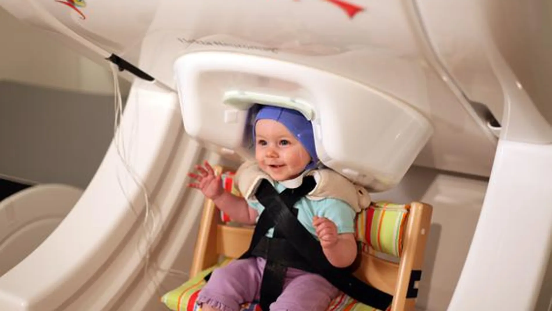 Bebé sometido a un escáner que mide la actividad del cerebro / Instituto de Aprendizaje y Ciencias del Cerebro de la Universidad de Washington