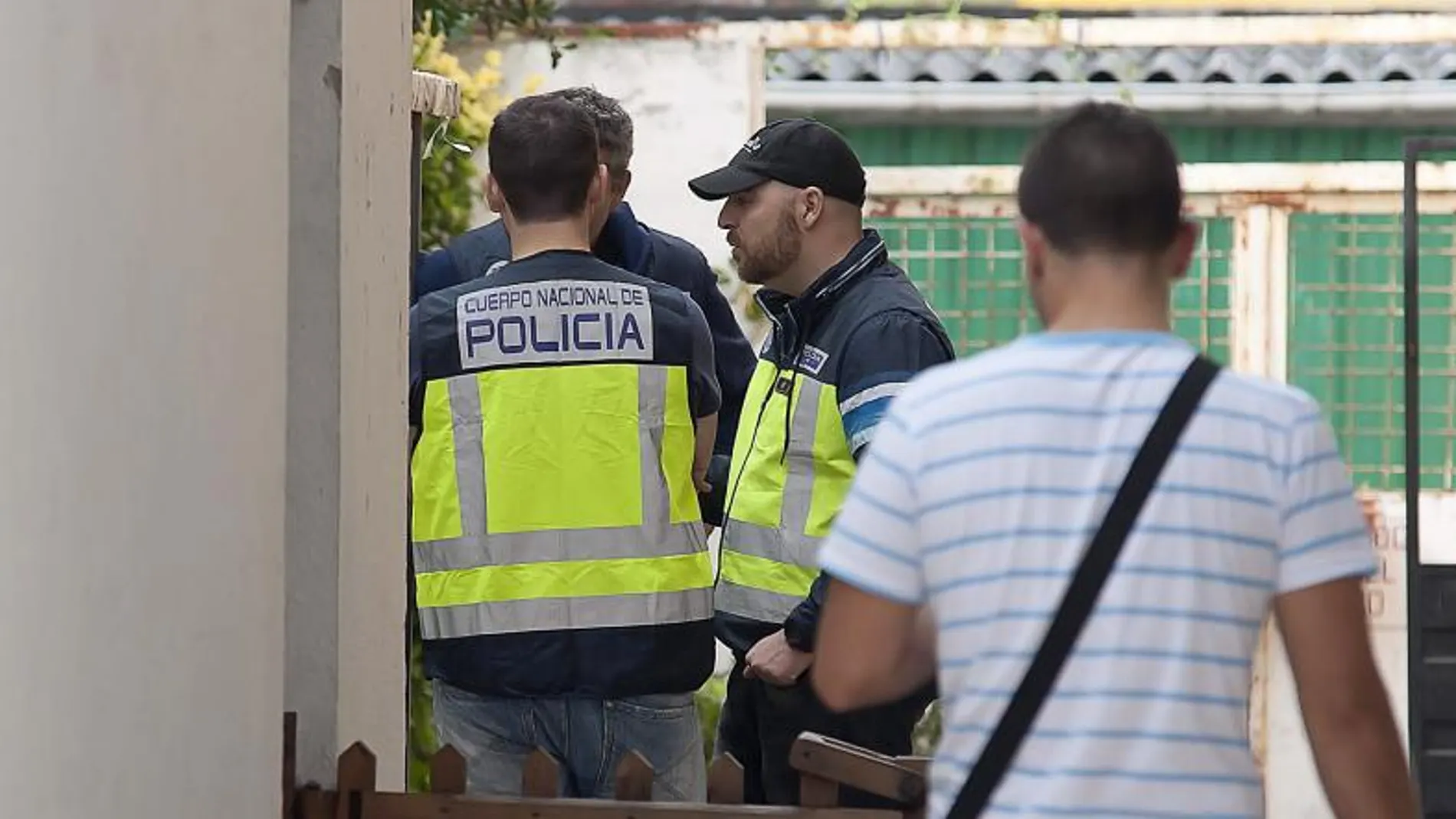 La Policía Nacional, durante el registro que han realizado en la vivienda donde ha sido detenido el presunto pederasta de Ciudad Lineal