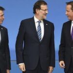 El secretario general de la OTAN, Fogh Rasmussen, el presidente del gobierno español, Mariano Rajoy, y el primer ministro británico, David Cameron, al inicio de la cumbre de la OTAN.