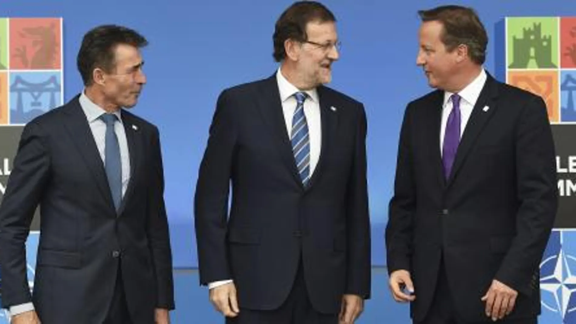 El secretario general de la OTAN, Fogh Rasmussen, el presidente del gobierno español, Mariano Rajoy, y el primer ministro británico, David Cameron, al inicio de la cumbre de la OTAN.
