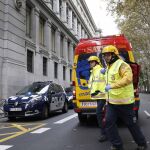 Miembros del Samur junto al Banco de España donde se ha producido un incendio que ha dejado tres heridos, dos de ellos graves.