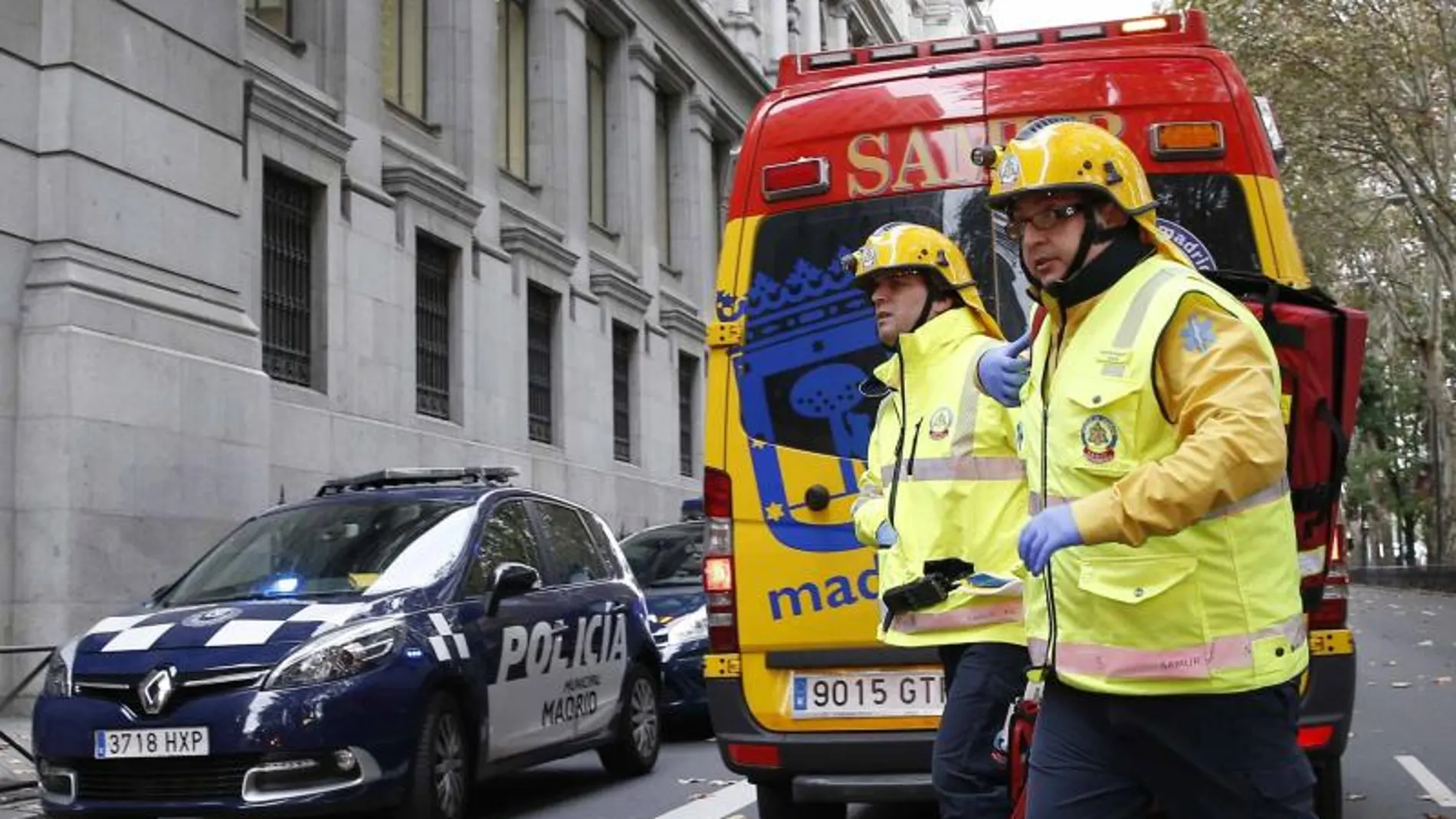 Miembros del Samur junto al Banco de España donde se ha producido un incendio que ha dejado tres heridos, dos de ellos graves.