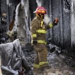 Los bomberos tratan de localizar a más víctimas entre los escombros