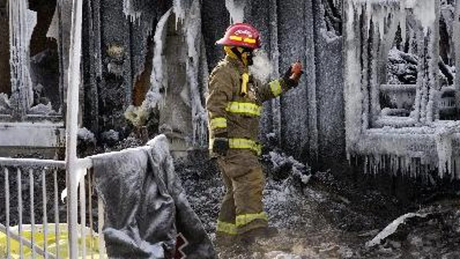 Los bomberos tratan de localizar a más víctimas entre los escombros