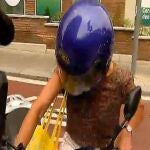 La hija pequeña de Pujol, por la acera con su moto para huir de la prensa