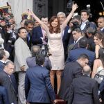 La presidenta Cristina Fernández de Kirchner saluda ayer en la Plaza del Congreso en Buenos Aires