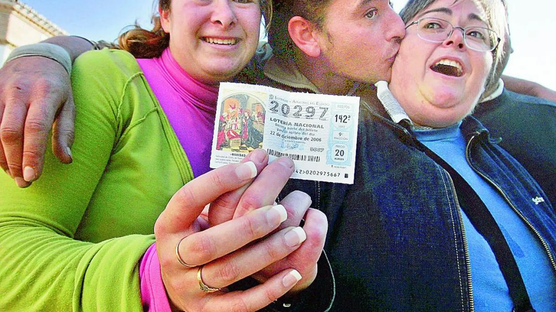 Estadísticamente, es muy difícil que toque la lotería, pero la inversión es tan baja comparada con el beneficio, que es difícil evitar comprar