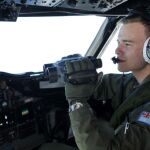 Un soldado de la Real Fuerza Aérea Australiana utiliza unos prismáticos desde un avión AP-3C Orion durante otra jornada de búsqueda del avión malasio desaparecido.