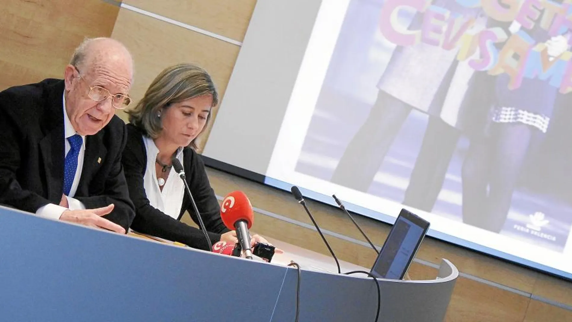 El presidente de Cevisama, Armando Ibáñez, y la directora, Carmen Álvarez, ayer durante la presentación