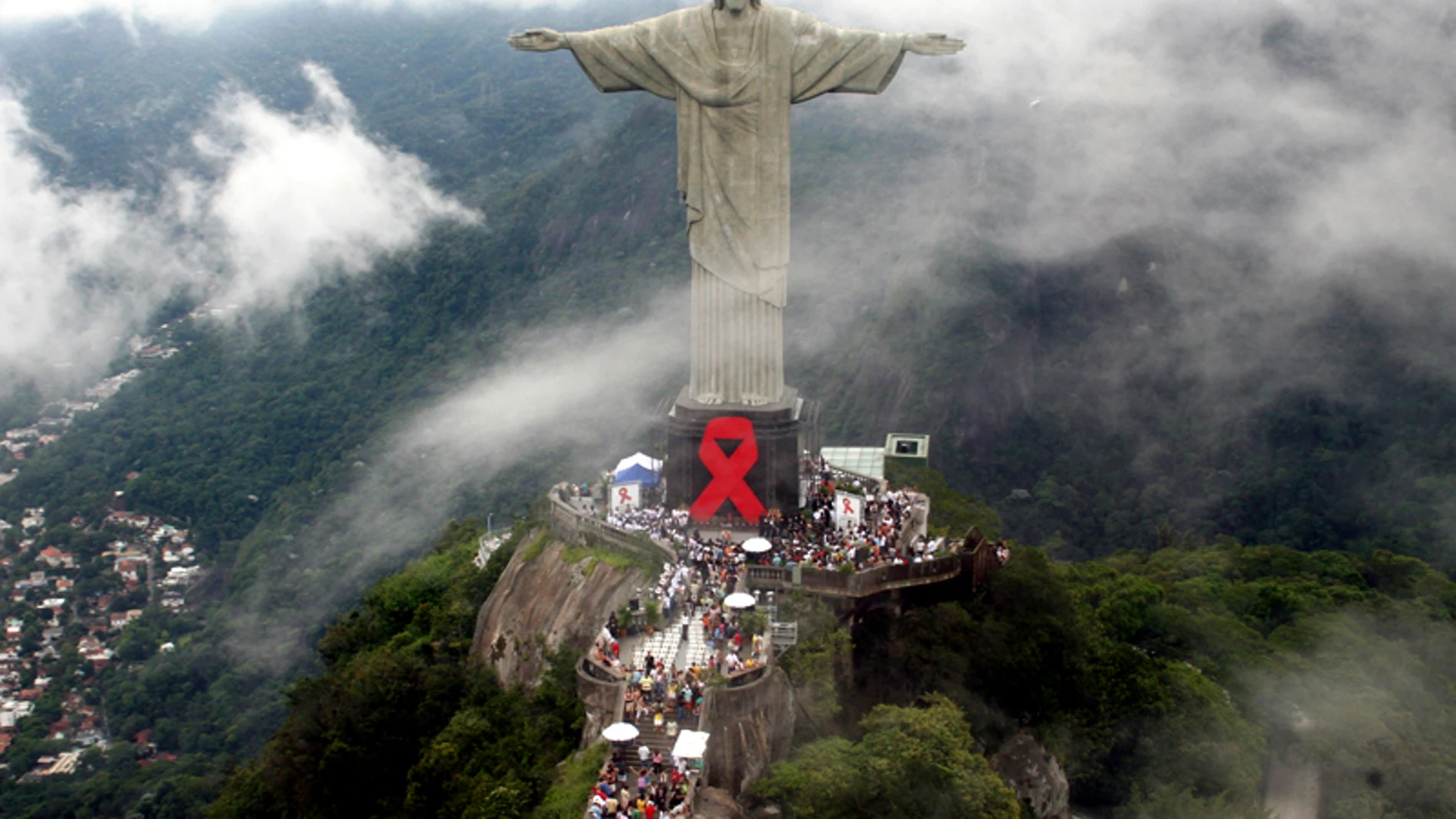 Lazo rojo contra el sida en el Cristo Redentor de Río de Janeiro, en 2007