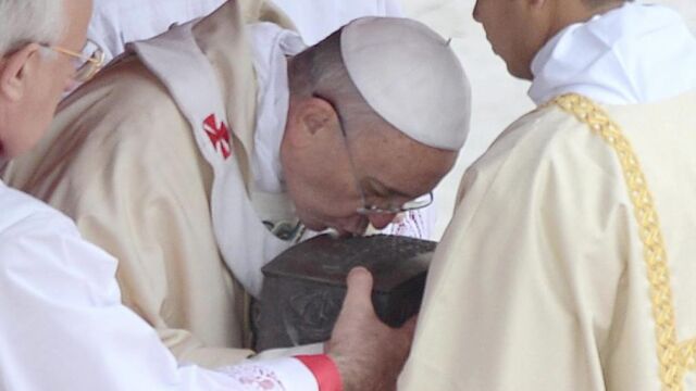 El Papa besa el relicario con los fragmentos de los huesos de San Pedro