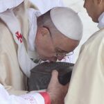 El Papa besa el relicario con los fragmentos de los huesos de San Pedro