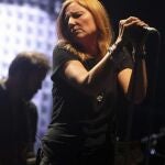 La cantante británica Beth Gibbons, acompañada por su grupo Portishead, durante el concierto que ofrecen esta noche en el Low Cost Festival de Benidorm.