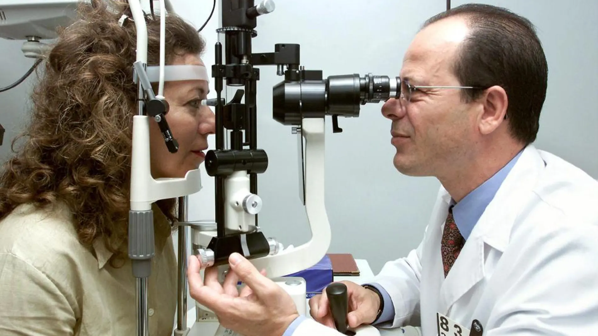 Un oftalmólogo examina a una paciente la presión intraocular