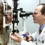 Un oftalmólogo examina a una paciente la presión intraocular
