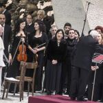 El Papa Francisco eschucha al coro durante la audiencia a una delegación de la RAI