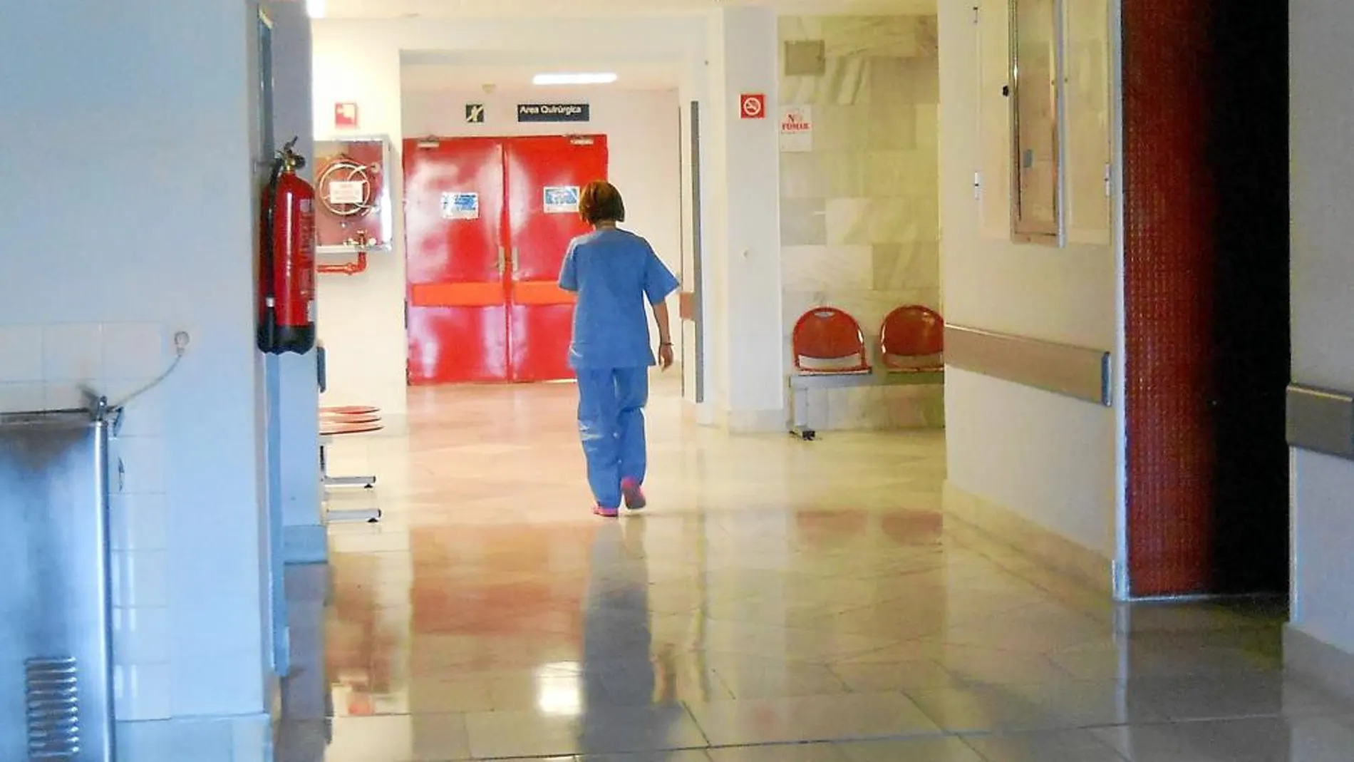 Una trabajadora se dirige al área quirúrgica del hospital