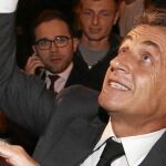 Sarkozy a la salida de un restaurante el miércoles por la noche en París después de la entrevista televisiva