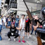 Miembros de la Policía se enfrentan a manifestantes en el centro de Caracas