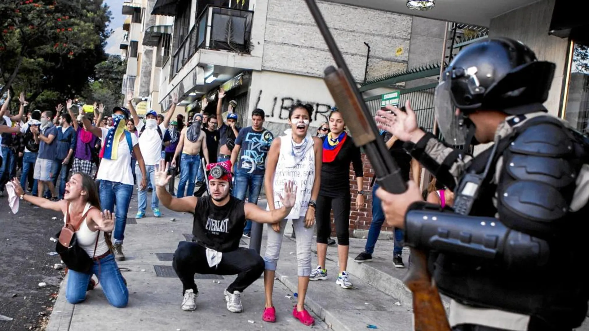 Miembros de la Policía se enfrentan a manifestantes en el centro de Caracas