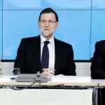 María Dolores de Cospedal, Mariano Rajoy y Javier Arenas, durante la reunión hoy del Comité Ejecutivo Nacional del partido.