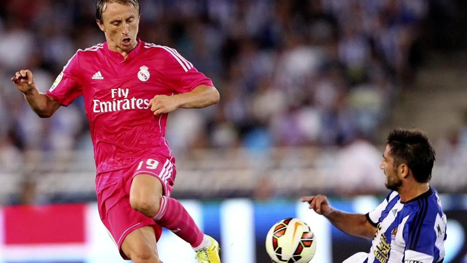 El madridista Luka Modric disputa un balón con el jugador de la Real Sociedad, Markel Bergara