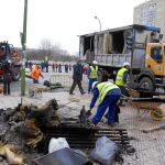 Varios operarios retiran escombros de la calle Vitoria