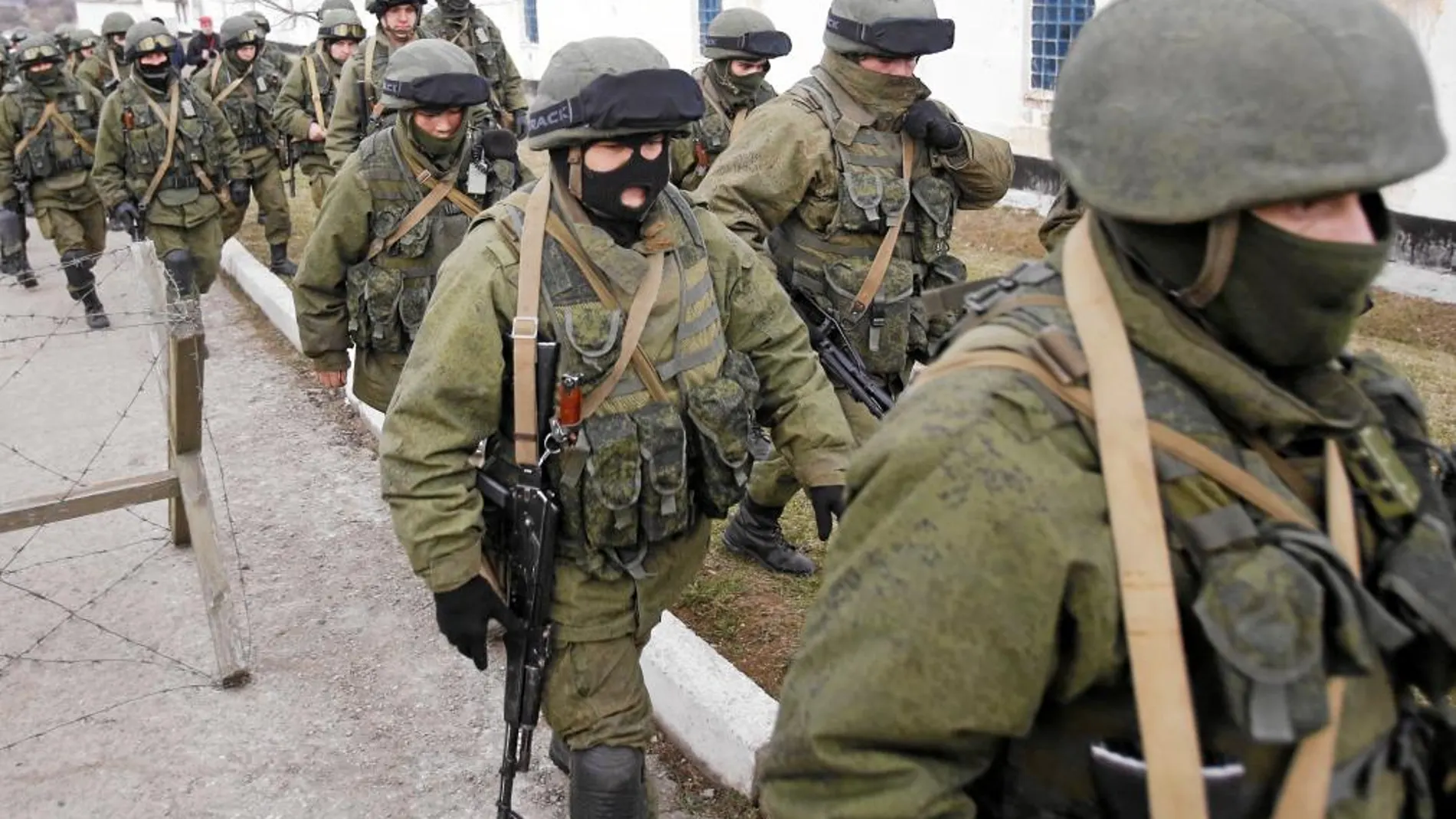 Soldados rusos marchan sobre el territorio de Crimea