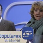 La presidenta del PP en Madrid, Esperanza Aguirre, junto a Javier Fernández Lasquetty, que abandona la política, durante la rueda de prensa posterior a la reunión hoy del Comité de Dirección del partido