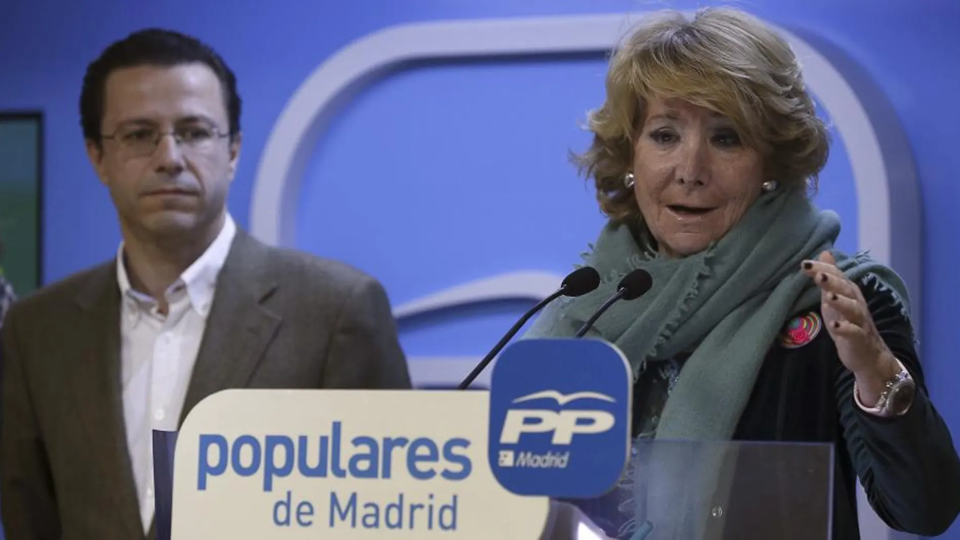 La presidenta del PP en Madrid, Esperanza Aguirre, junto a Javier Fernández Lasquetty, que abandona la política, durante la rueda de prensa posterior a la reunión hoy del Comité de Dirección del partido