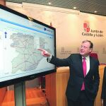 El consejero de Fomento y Medio Ambiente, Antonio Silván, y Ángel M. Marinero, presentan el nuevo geoportal