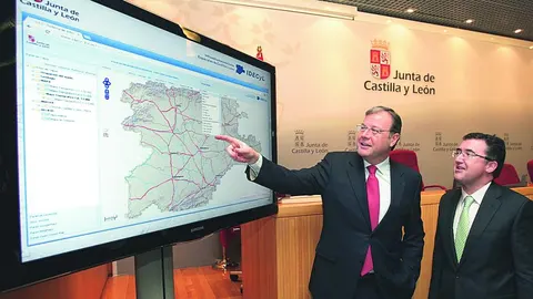 El consejero de Fomento y Medio Ambiente, Antonio Silván, y Ángel M. Marinero, presentan el nuevo geoportal