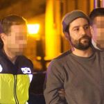 Daniel Pérez B., de 37 años, es trasladado por agentes de la policía hasta su casa en Bronchales (Teruel)