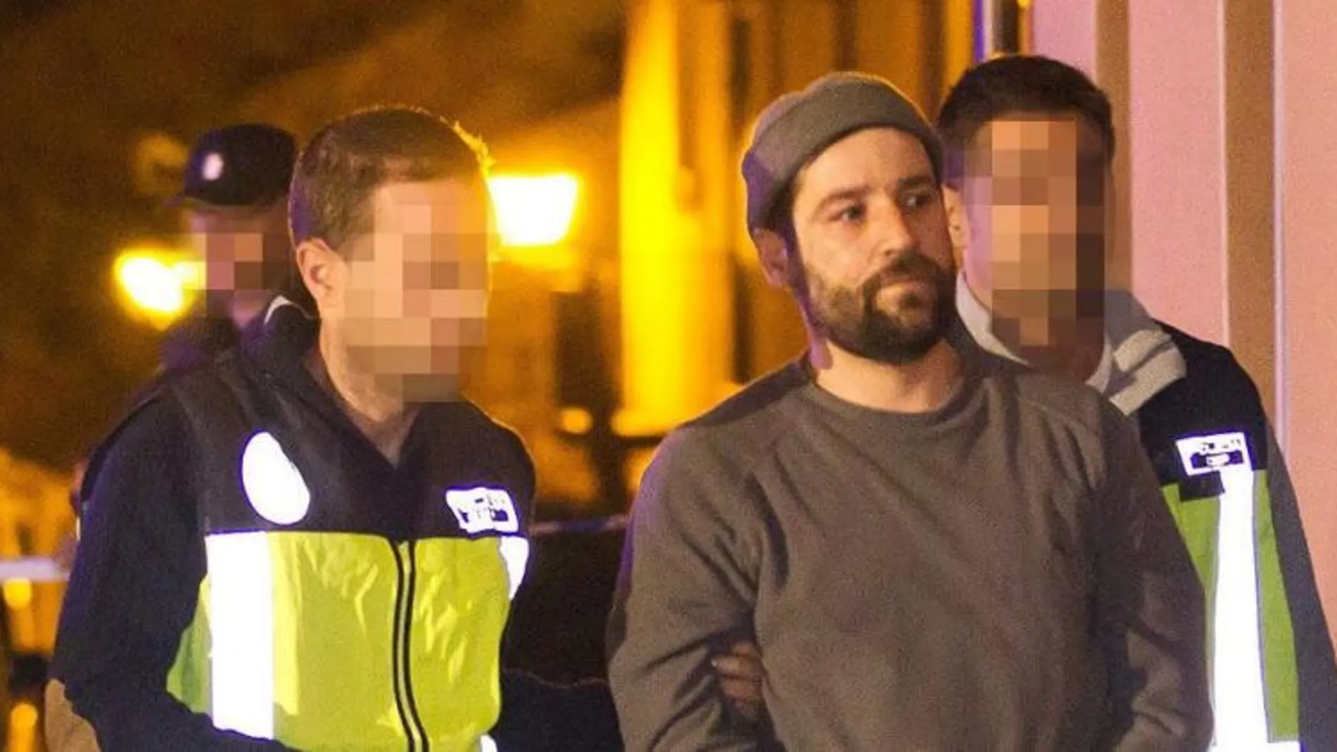Daniel Pérez B., de 37 años, es trasladado por agentes de la policía hasta su casa en Bronchales (Teruel)