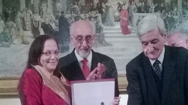 La galardonada Vivian Auffant Vázquez, recibe el Premio, de manos del Presidente de la Real Academia de Bellas Artes de San Fernando, don Antonio Bonet Correa, en presencia de Ramón-Darío Molinary (en el centro).