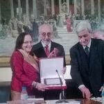 La galardonada Vivian Auffant Vázquez, recibe el Premio, de manos del Presidente de la Real Academia de Bellas Artes de San Fernando, don Antonio Bonet Correa, en presencia de Ramón-Darío Molinary (en el centro).