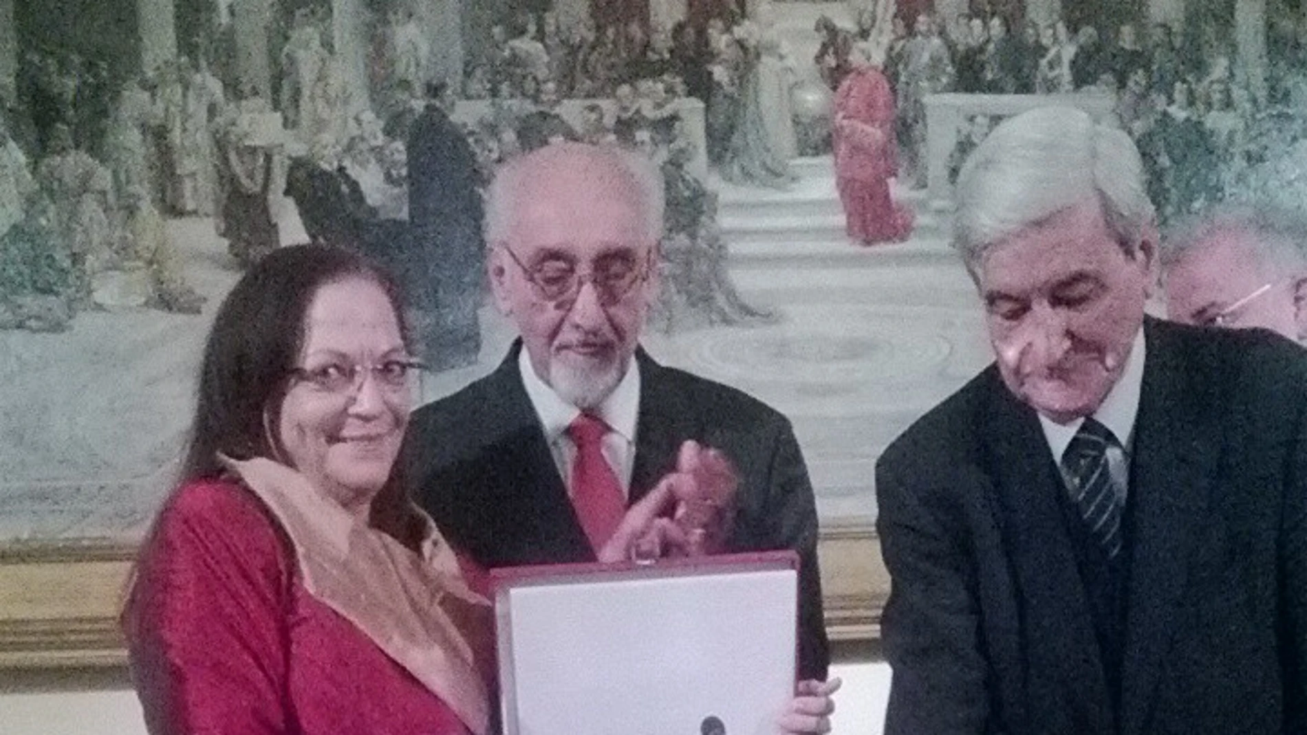 La galardonada Vivian Auffant Vázquez, recibe el Premio, de manos del Presidente de la Real Academia de Bellas Artes de San Fernando, don Antonio Bonet Correa, en presencia de Ramón-Darío Molinary (en el centro).