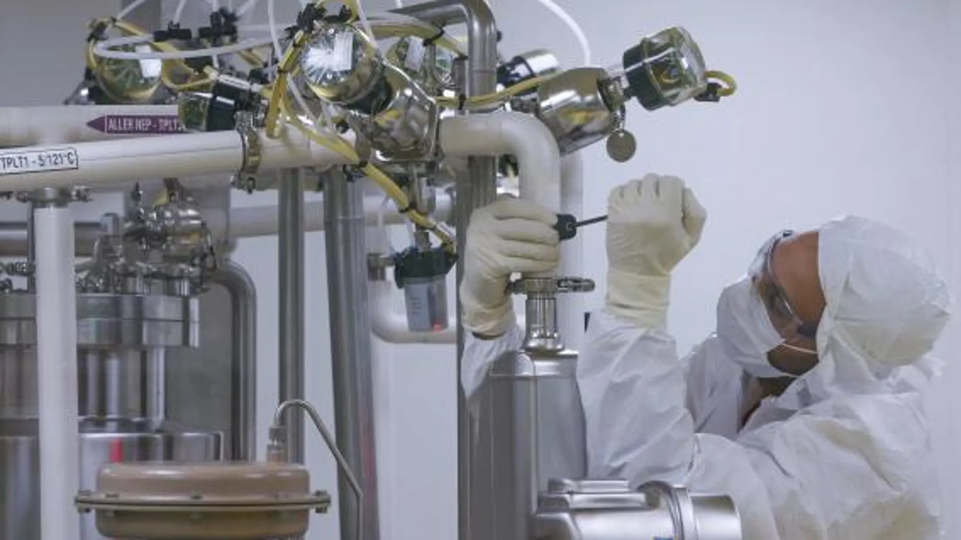 Un empleado trabaja en el mantenimiento del material que sirve para la fabricación de la vacuna del dengue en una planta de la empresa Sanofi Pasteur.