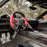El interior recuerda a los modelos de F1, con volante y pedales deportivos.