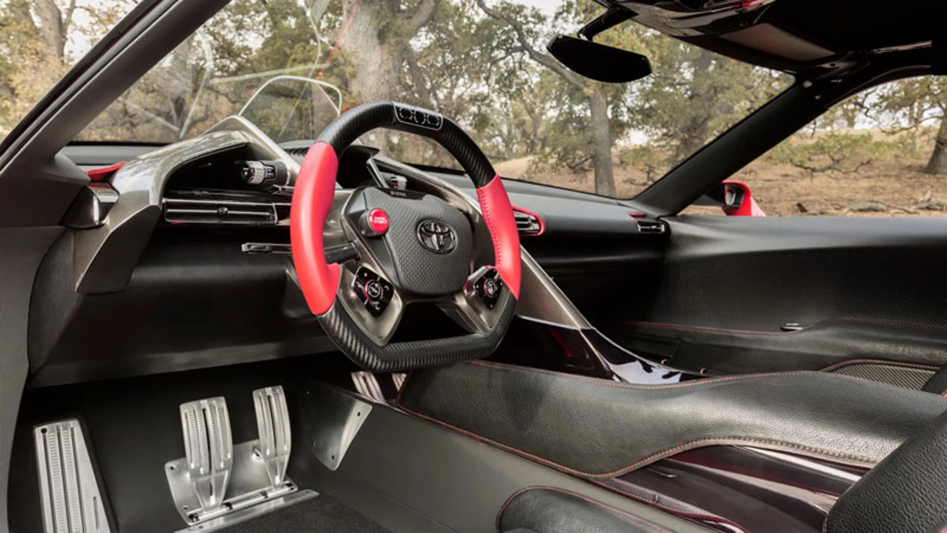 El interior recuerda a los modelos de F1, con volante y pedales deportivos.