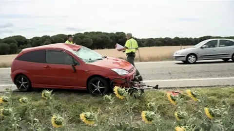 La Guardia Civil junto al vehículo que ha atropellado hoy mortalmente a dos ciclistas