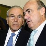 El Presidente de Caixabank, Isidro Fainé y el ministro de Economía, Luis de Guindos.