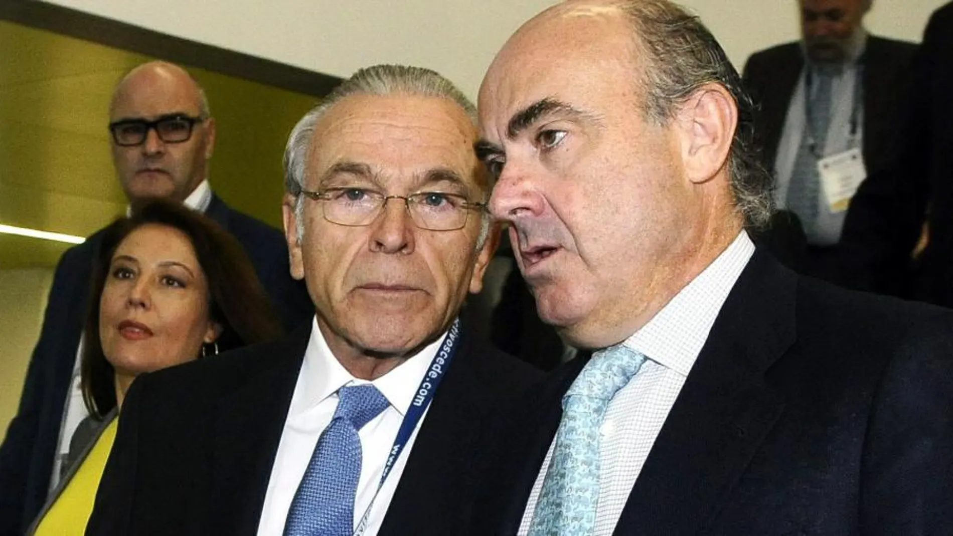 El Presidente de Caixabank, Isidro Fainé y el ministro de Economía, Luis de Guindos.