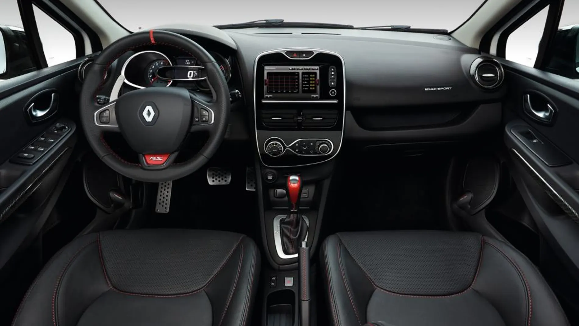 El interior cuenta con volante y asientos en piel y reposacabezas integrados.