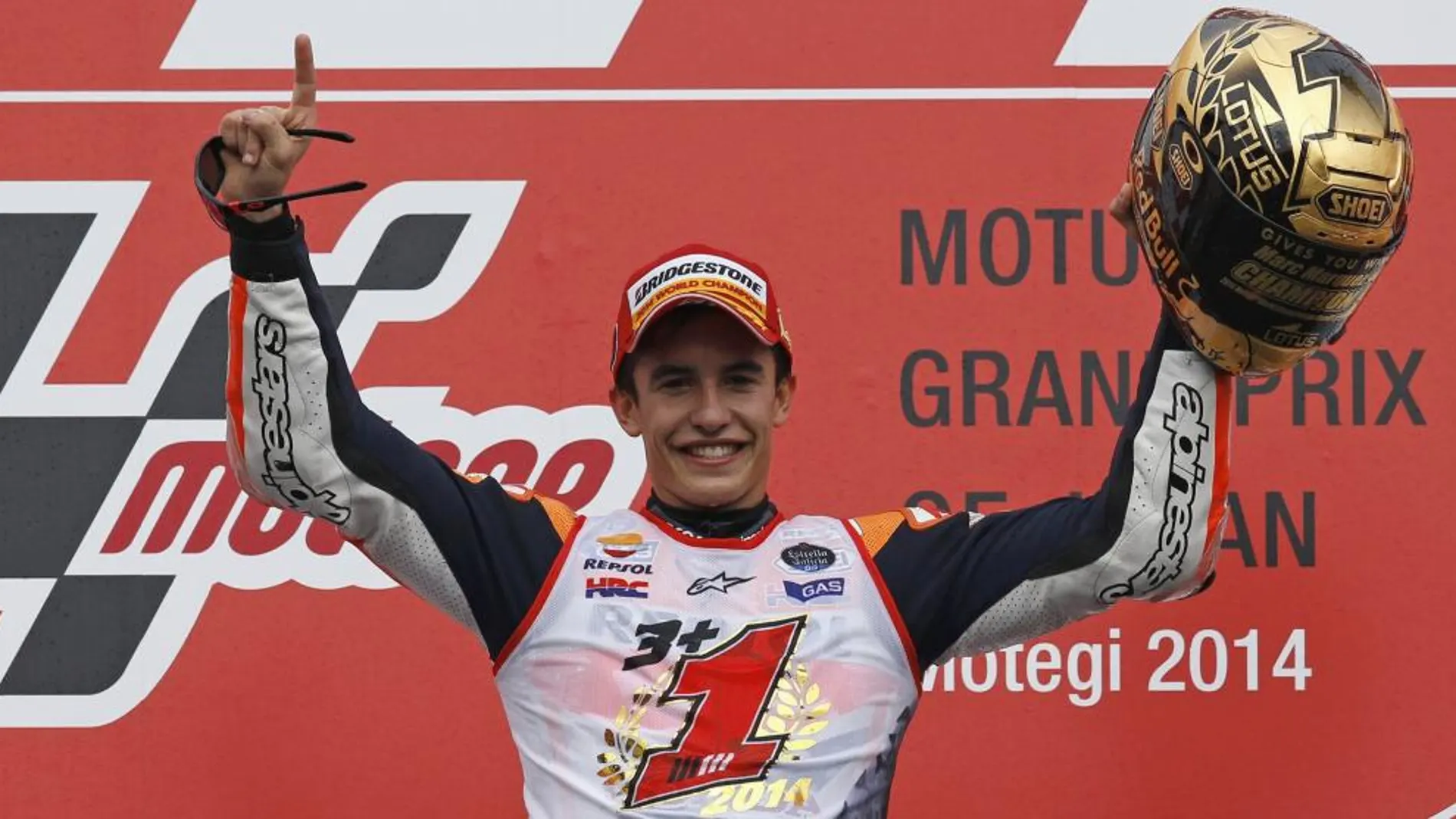 Marc Marquez celebra en el podiio tras ganar el Campenato del Mundo de MotoGP