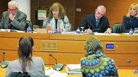 Imagen de ayer de la Comisión de Economía que se celebra estos días en Les Corts para debatir las enmiendas a los Presupuestos