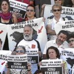 El colectivo de apoyo a los presos con los carteles de «Etxerrat» en una imagen de archivo en Azpeitia