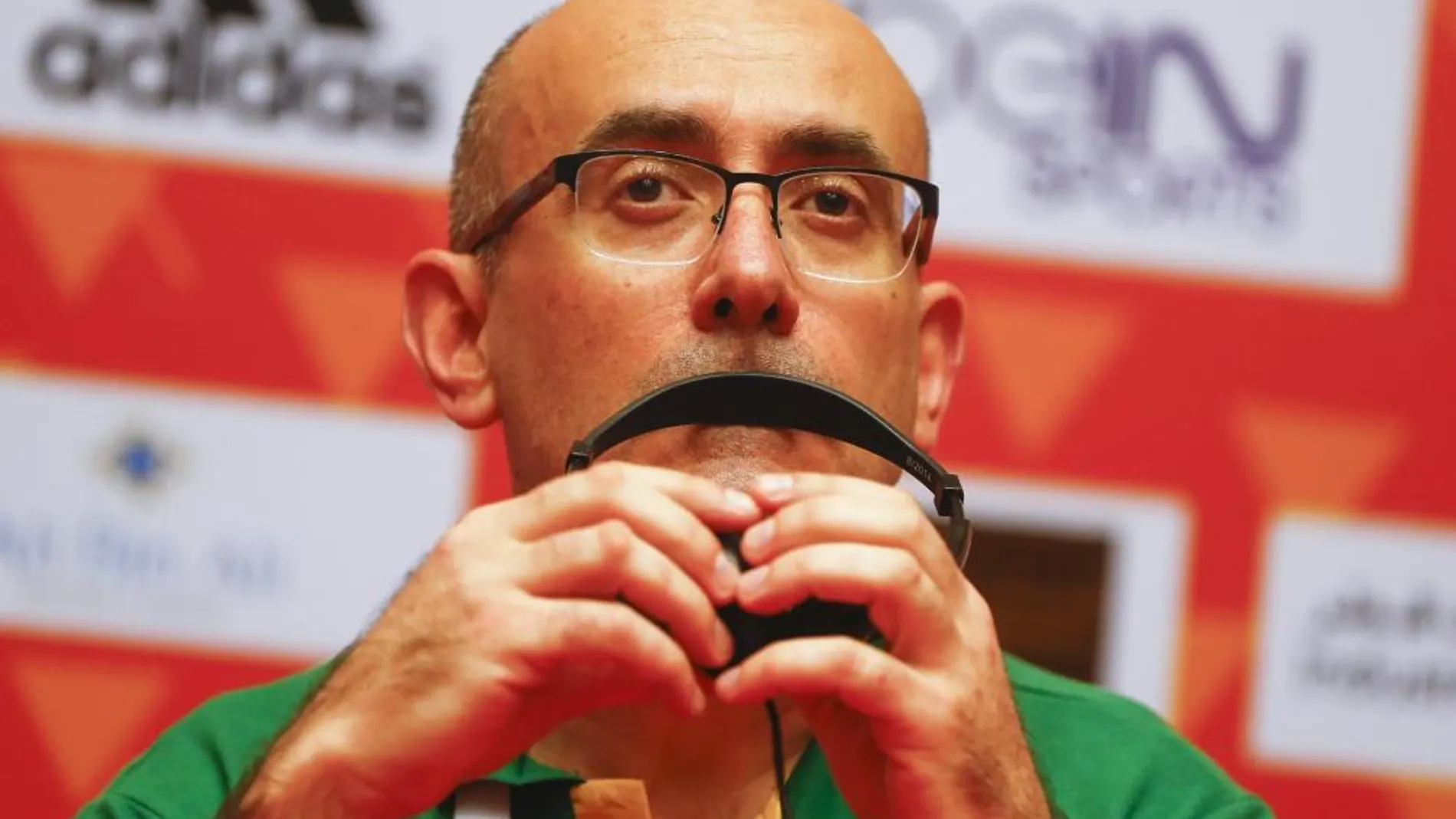 El entrenador de Brasil, Jordi Ribera, participa en una conferencia de prensa después del partido inaugural del Mundial de balonmano de Catar 2015